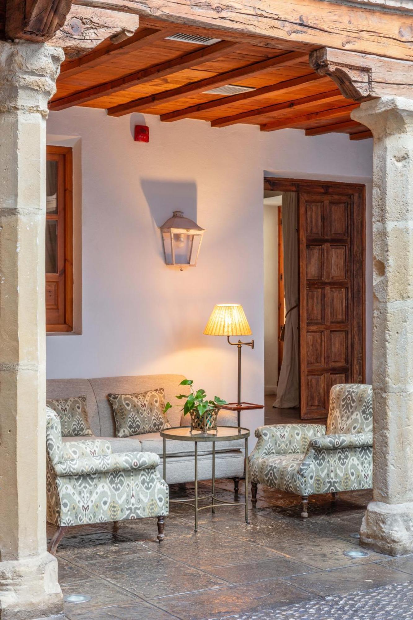 Hotel Puerta De La Luna Baeza Exterior photo